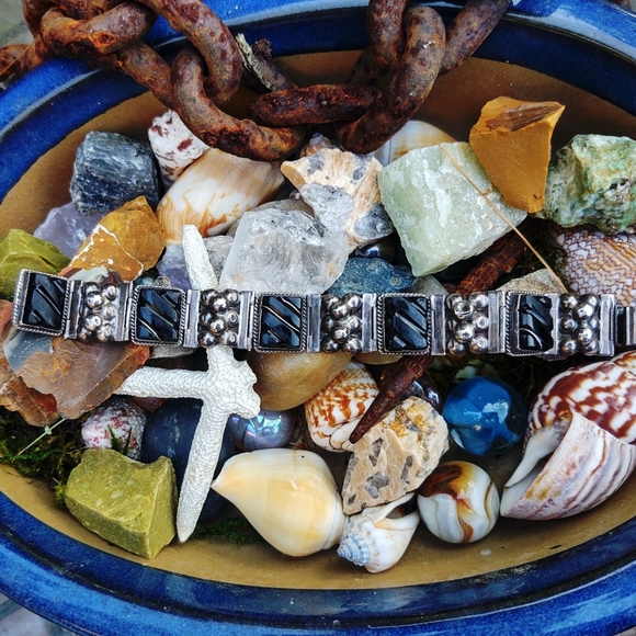 Vintage Taxco Sterling Silver and Carved Onyx Bracelet - Picture 6 of 12